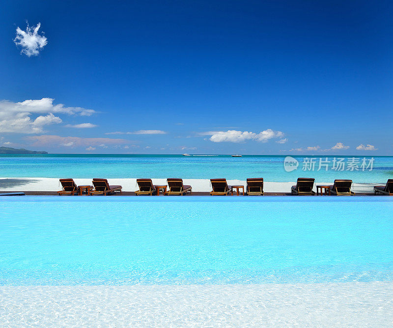 热带沙滩边的豪华无限泳池