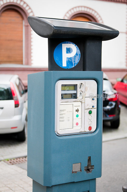 德国的停车售票机，破旧，太阳能供电