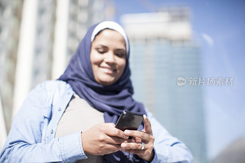 年轻的穆斯林女性发送短信，开普敦