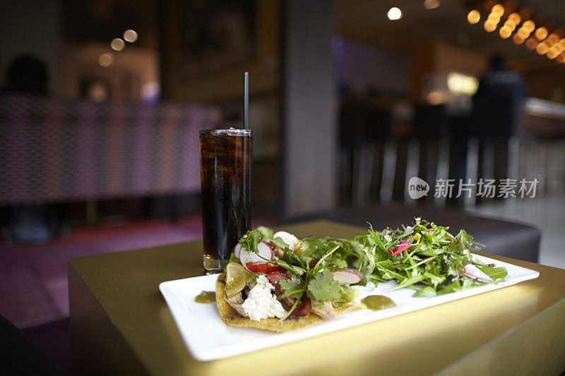 餐厅的鸡肉玉米煎饼配蔬菜沙拉和可乐