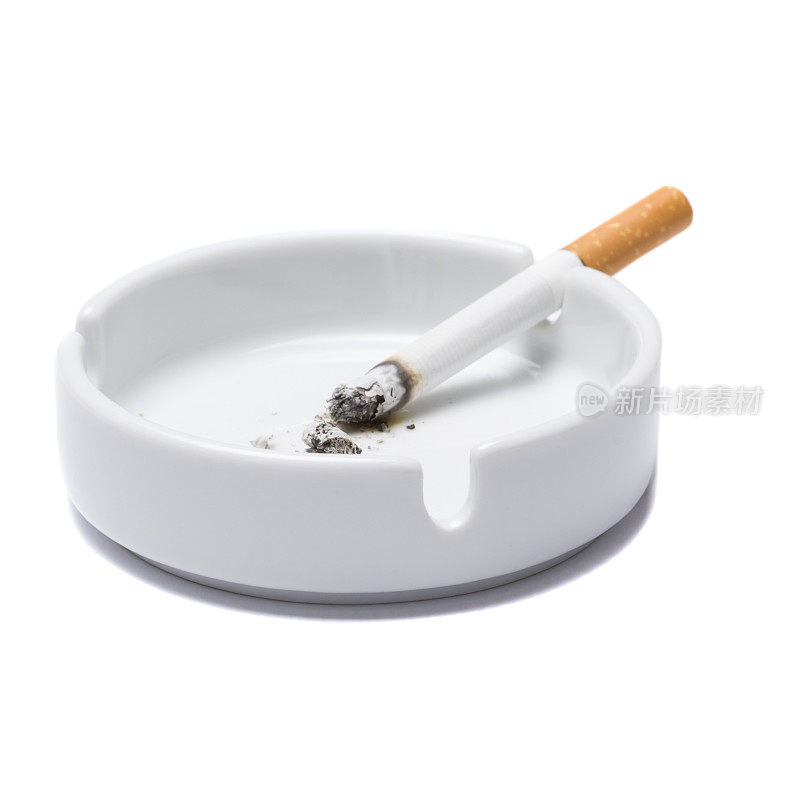 烟灰缸里的香烟