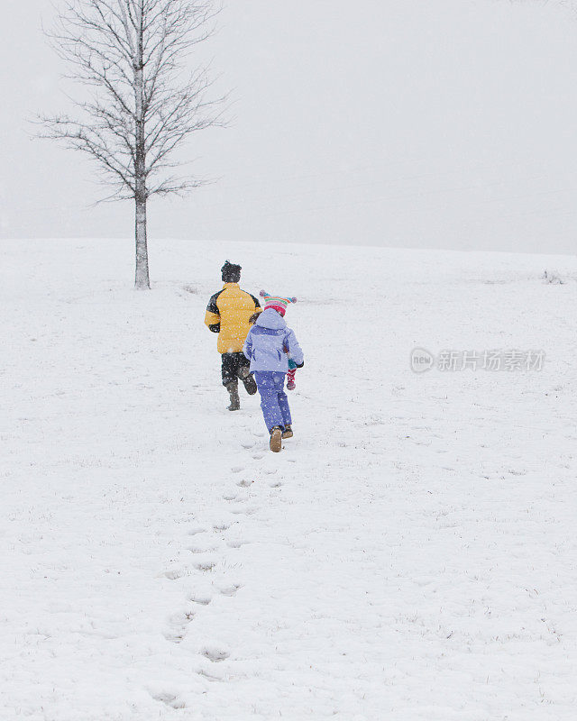 孩子们在雪地里奔跑