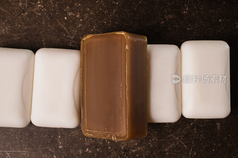 焦油皂和白色皂在深色大理石背景上。个人护理。卫生