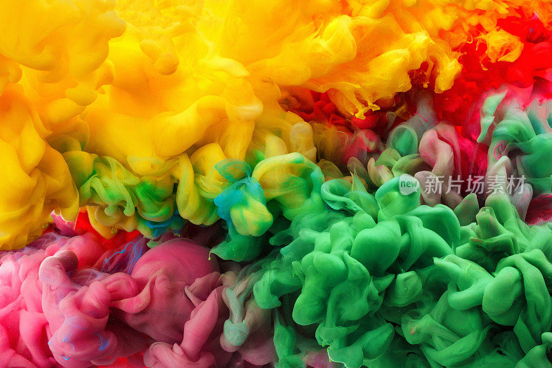 彩色丙烯酸油墨在水隔离。抽象的背景。颜色爆炸