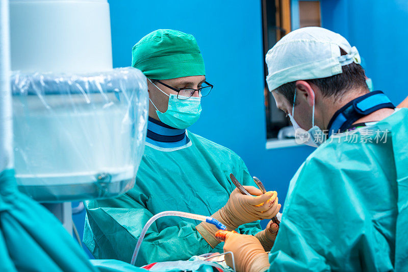 年轻的整形外科医生在人体创伤后进行脊柱手术。