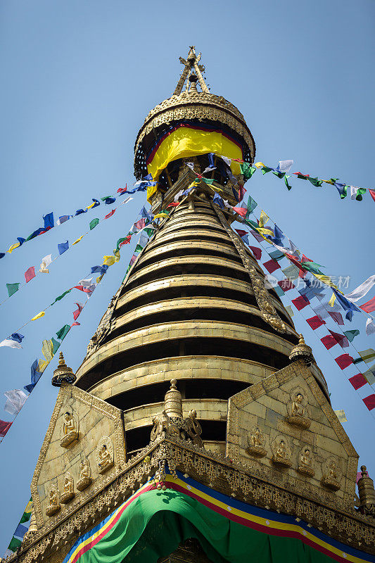 尼泊尔加德满都，哈拉提毗佛教寺庙和经幡旗