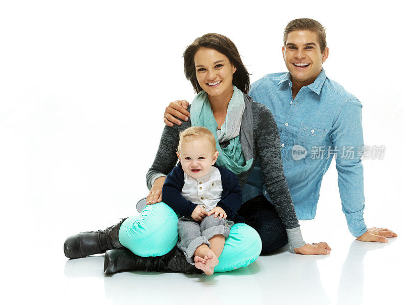 幸福的家庭和他们的孩子坐在地板上