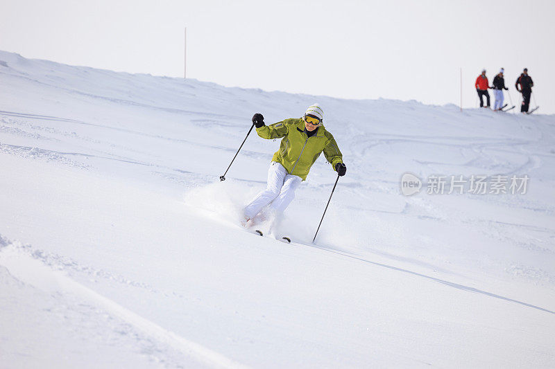 男子滑雪者在雪道上滑雪粉雪