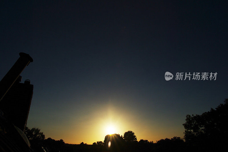 当夜幕降临，夕阳伴着剪影