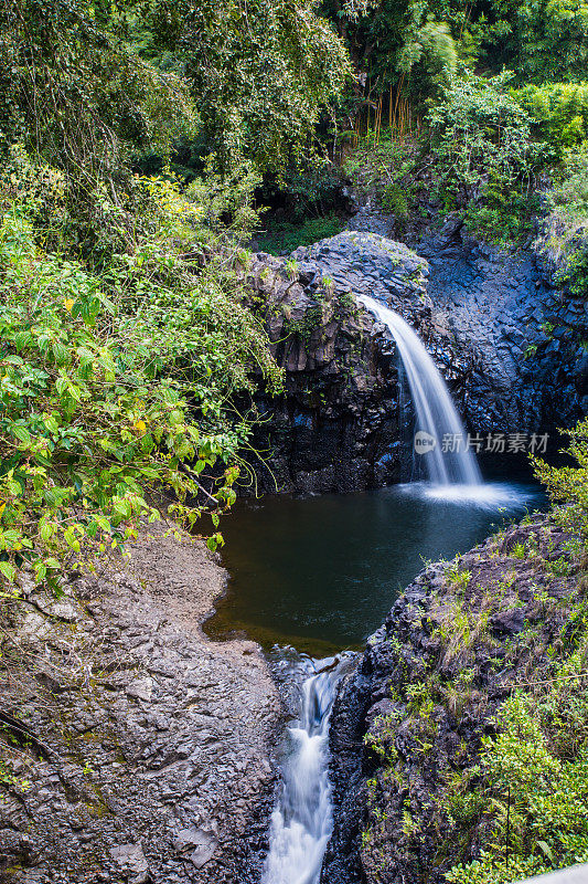 夏威夷的两个被绿树环绕的瀑布