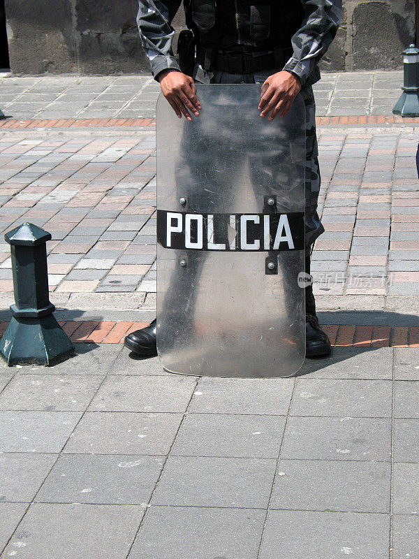 一名南美防暴警察