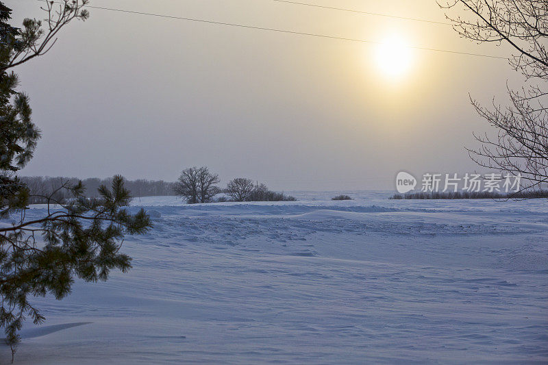 雪明尼苏达冬季-乡村景观在黄昏