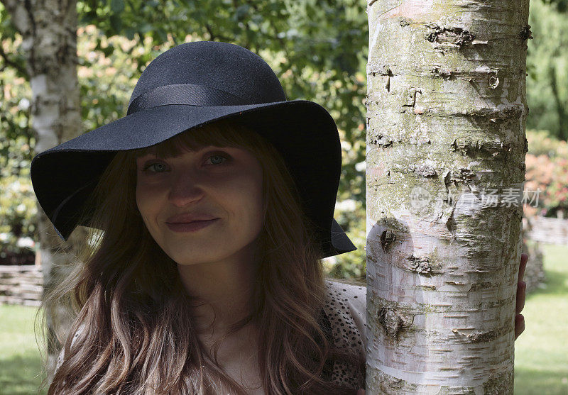 漂亮的拉脱维亚户外女孩戴着宽边黑帽子