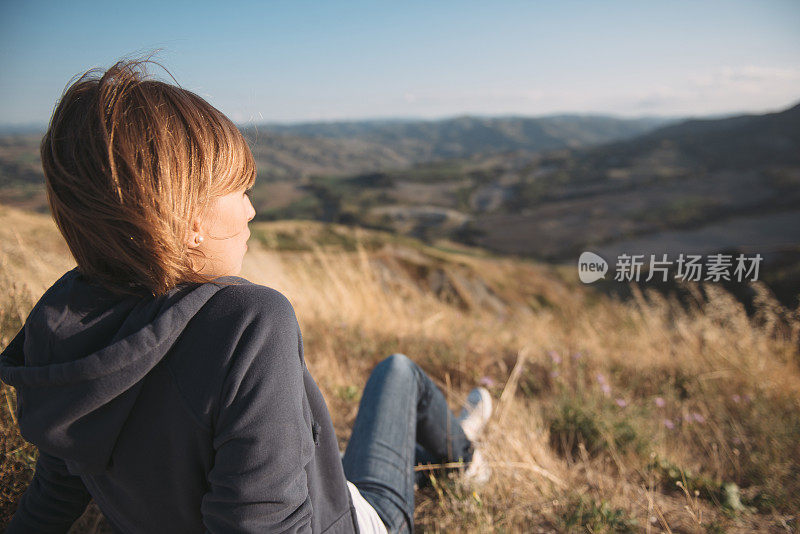 一个年轻的意大利女人在大自然中漫步