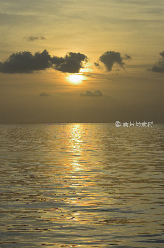 平静海面上的日出