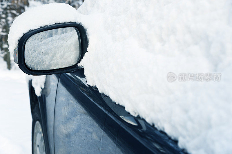 白雪覆盖的汽车镜子