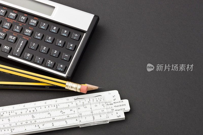 袖珍计算器，铅笔和计算尺。
