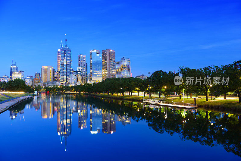 墨尔本城市的天际线和澳大利亚夜间的亚拉河