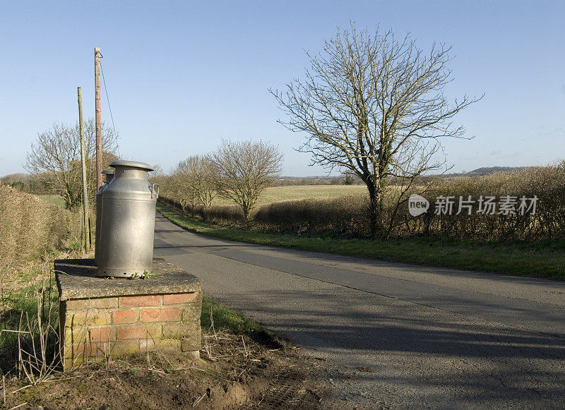 伍斯特郡的乡村路和牛奶搅拌器