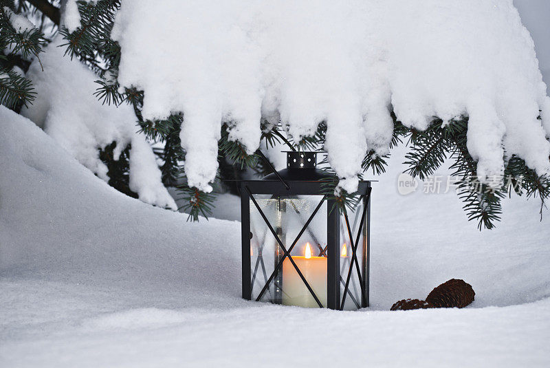 灯笼与蜡烛在雪中