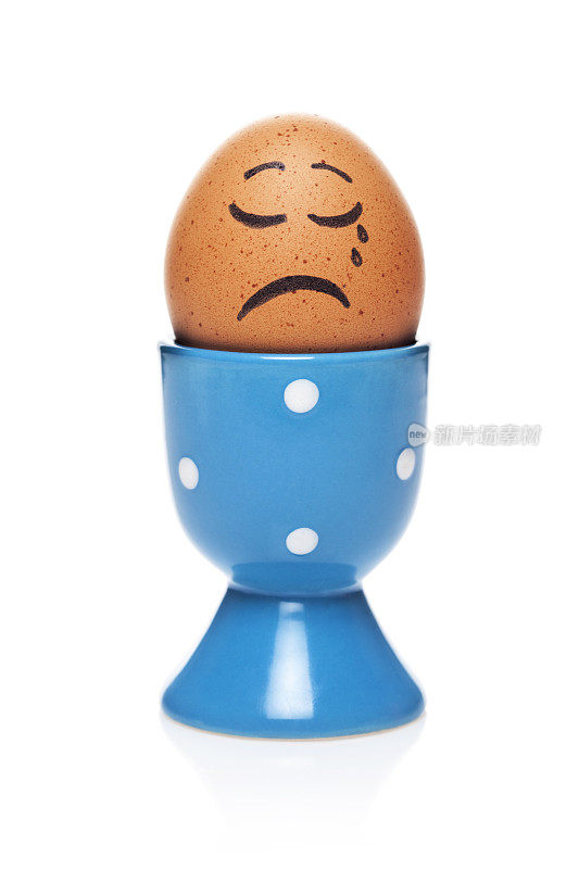 伤心煮蛋在蛋杯中