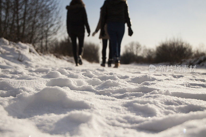 践踏的雪，人影在背后