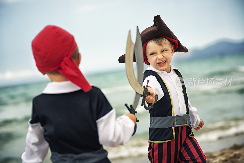 小海盗在海滩上打架