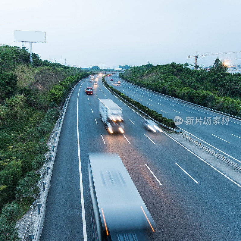 高速公路上超速的卡车