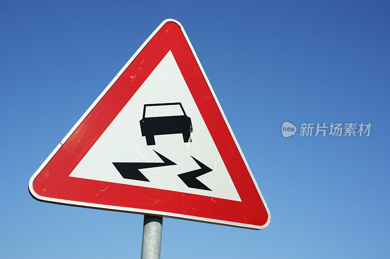 路滑警告交通标志