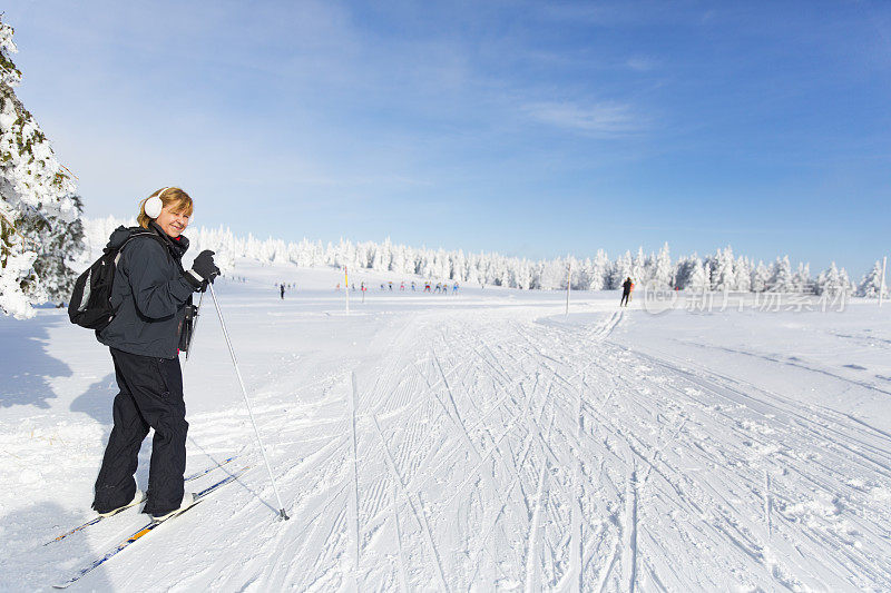 滑雪运动员在一个美丽的冬天....罗格拉，斯洛文尼亚