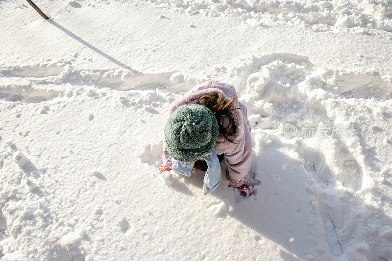 雪中的小女孩