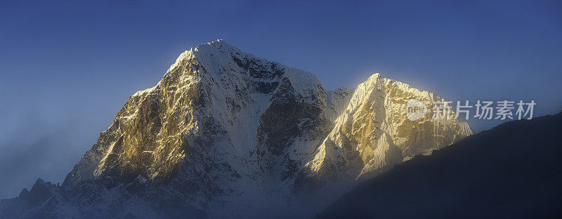 金色的光在雪山的山顶荒野全景喜马拉雅山尼泊尔