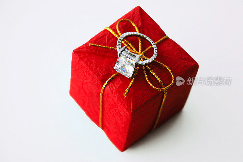 红色礼盒上的钻石戒指