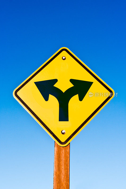 十字路口标志象征着人生旅程的十字路口