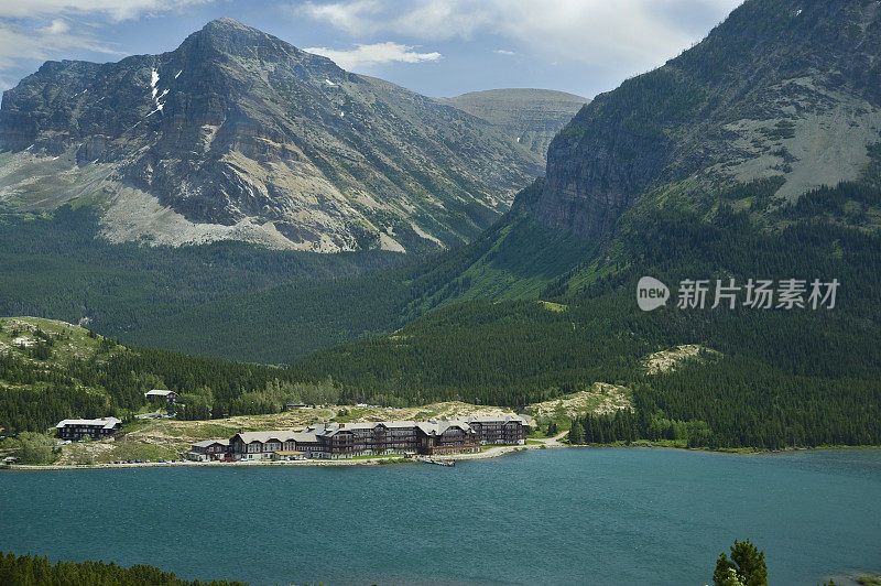 许多冰川酒店在绿松石Swiftcurrent湖