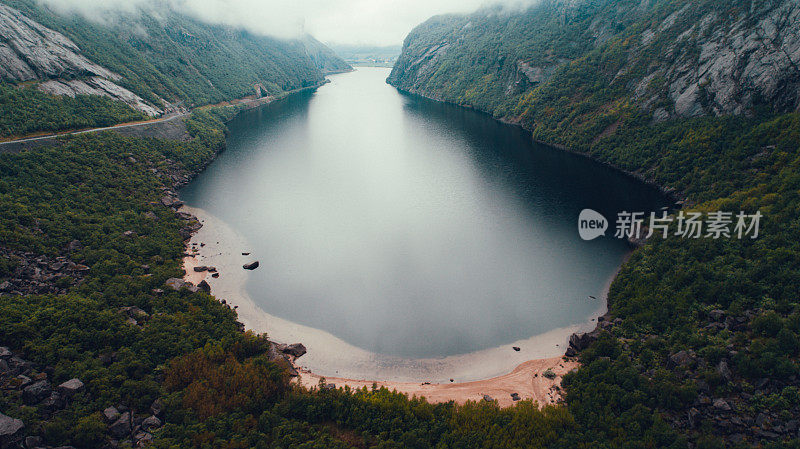 风景鸟瞰图的湖泊在山区