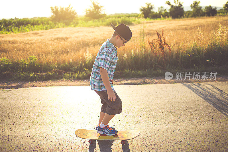 男孩骑滑板