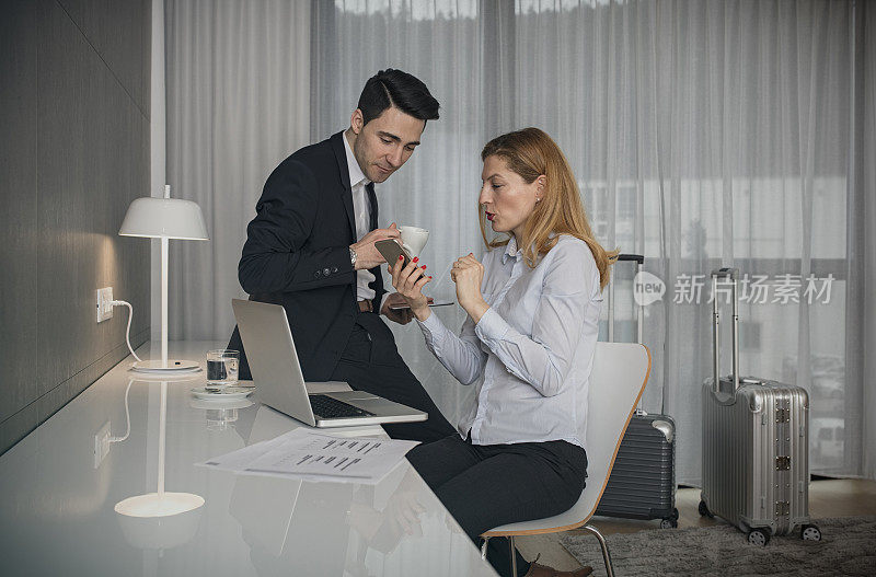 出差的商务人员在酒店房间工作