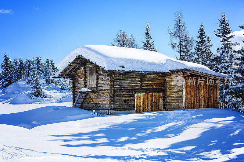 冬天白雪皑皑的小屋