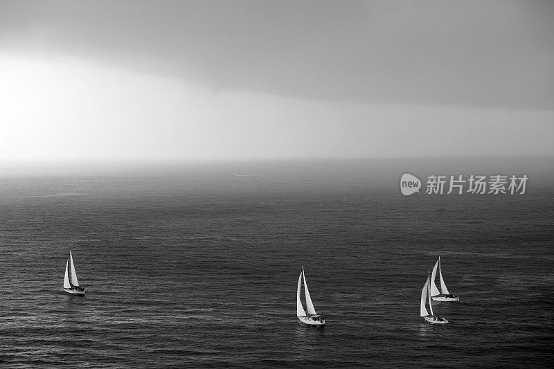 在暴风雨中航行的帆船的空白和白色照片