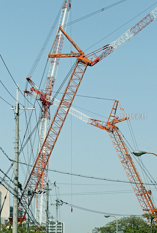 三个起重机在日本大阪的建筑工地