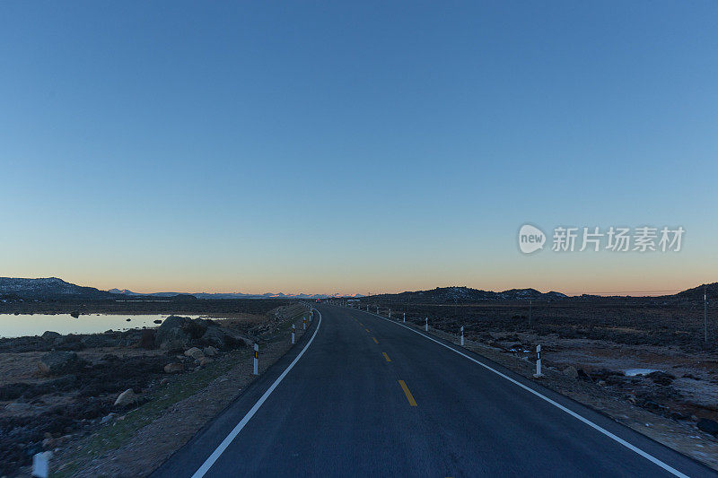 黎明，荒芜的公路