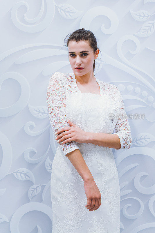 令人惊叹的新娘身穿设计师设计的白色礼服