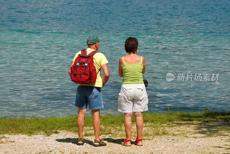 一对夫妇看河