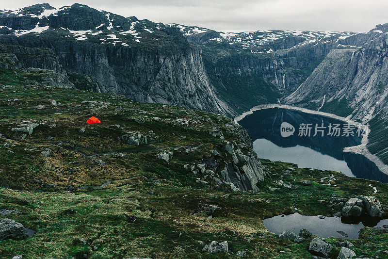 帐篷在山