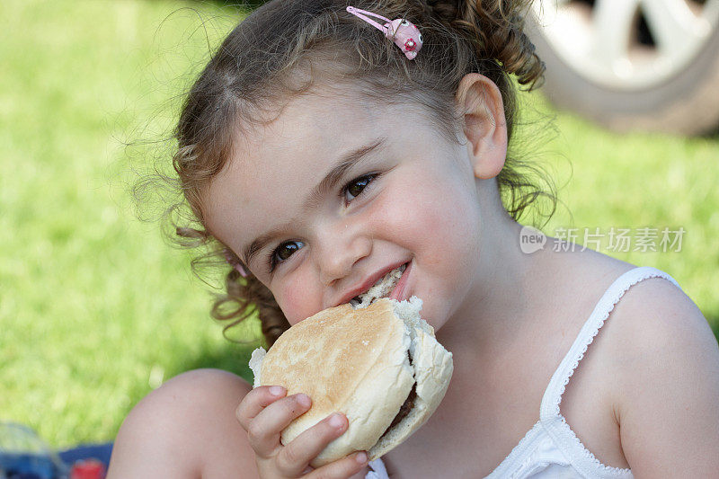 两岁女孩肖像吃汉堡