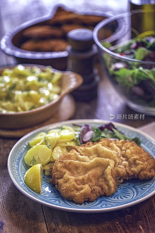 香肠炸肉排配土豆和绿色沙拉