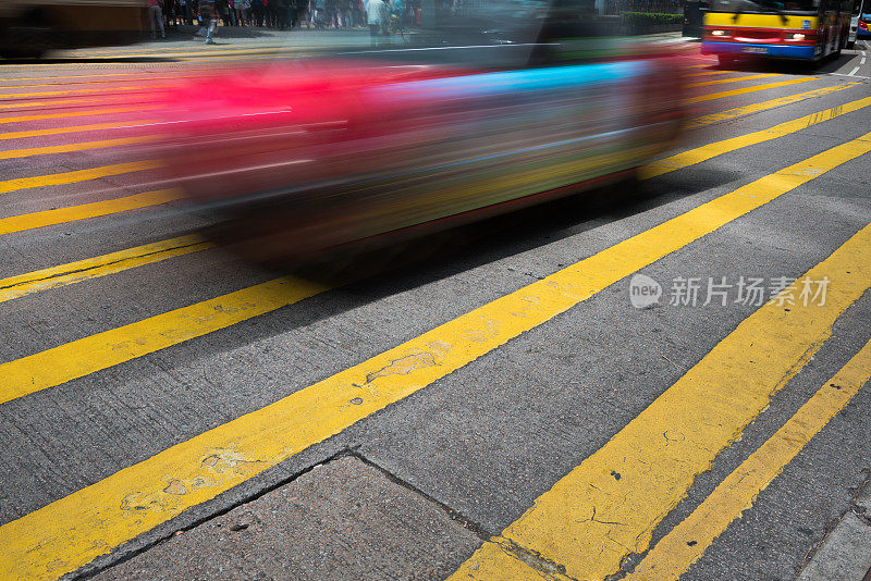 运动模糊的士和巴士在城市交通，香港