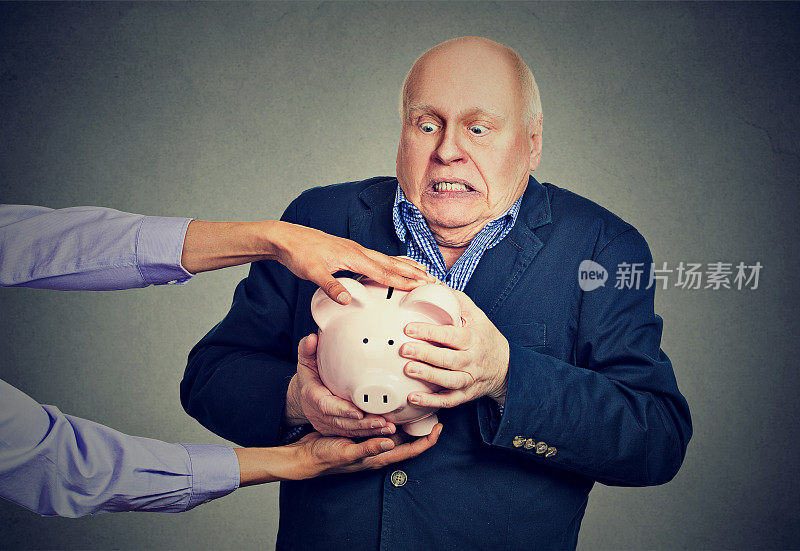 老人心烦害怕的商人抱着储蓄罐试图保护他的储蓄不被偷