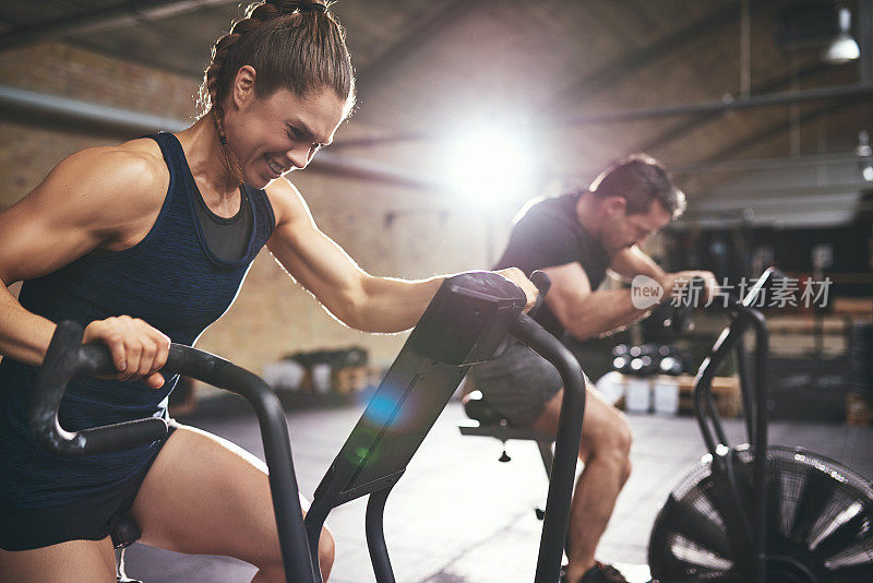 男人和女人几乎不去健身房锻炼